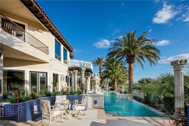 8801 Palm Greens Ct