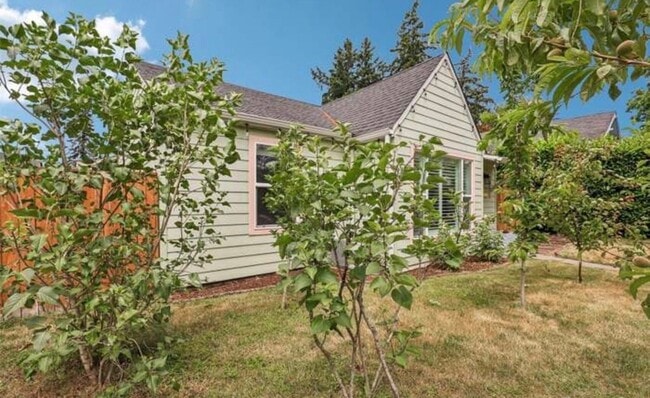 304 W 32nd St