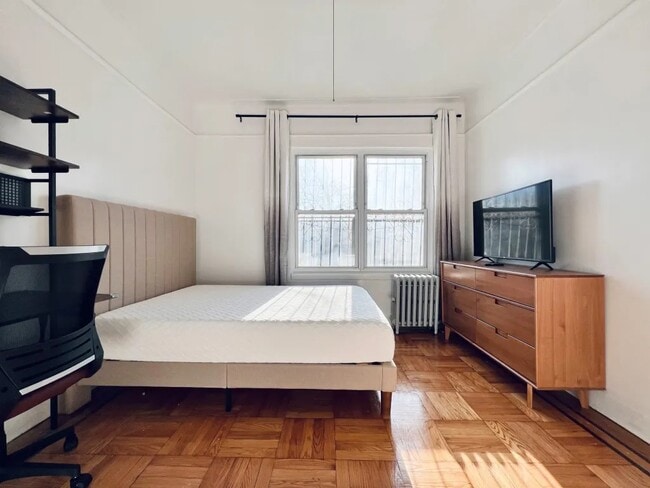 Building Photo - Furnished room/NOT APARTMENT