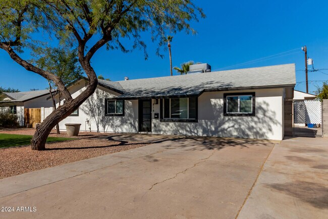 818 W Elna Rae St