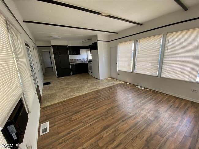 Photo - 121 Coachlight Ln