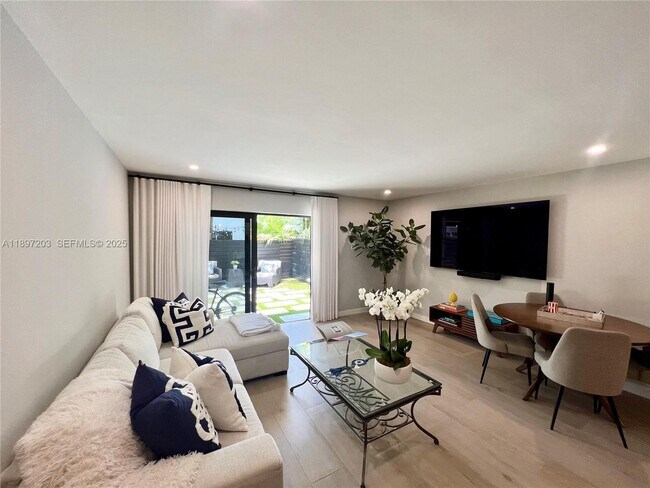 Building Photo - 3220 W Trade Ave Unit III2