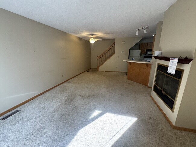 Charming 2-Bed Townhouse Retreat in Woodbury Spacious 1080 Sq Ft with 1 Bath.