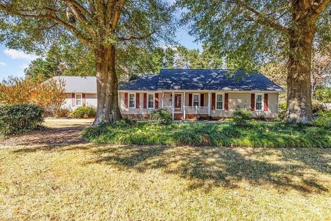 Building Photo - Charming ranch home 3 bedrooms and 2 bathrooms in Burlington w/ 5 garage spaces.