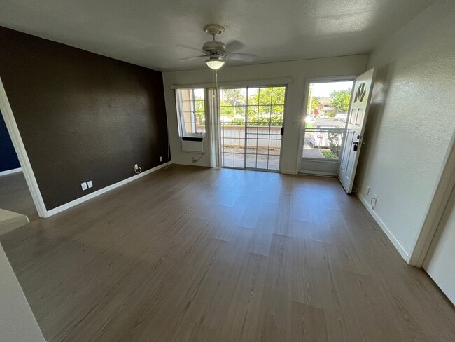 Photo - Crosspointe (Aiea/Honolulu) - 2 bed/2 bath with AC, full size washer/dryer, and swimming pool