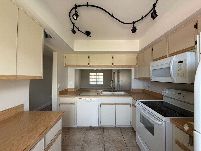 Charming 2-Bedroom, 2-Bath Duplex in a Quiet Englewood Cul-de-Sac