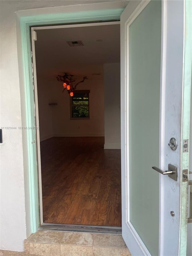 Photo - 705 E 9th Ct