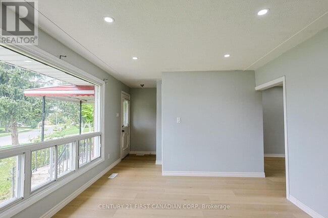 Photo - 268 Burlington Crescent