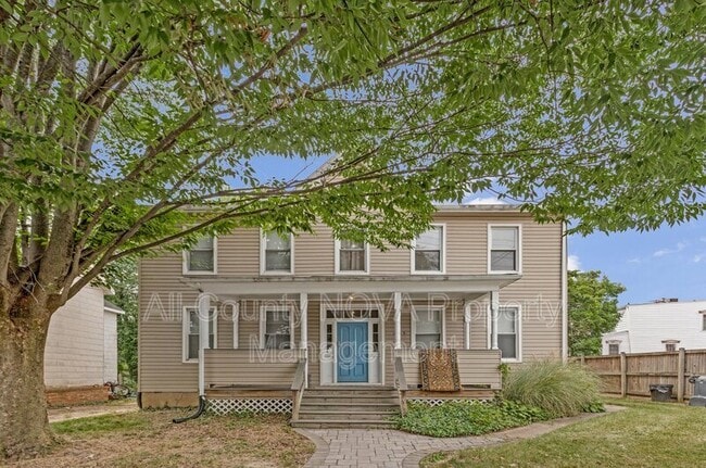 Building Photo - 305 9th St Unit 2