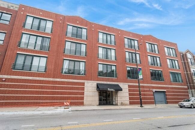 Building Photo - 2011 W Belmont Ave Unit 208