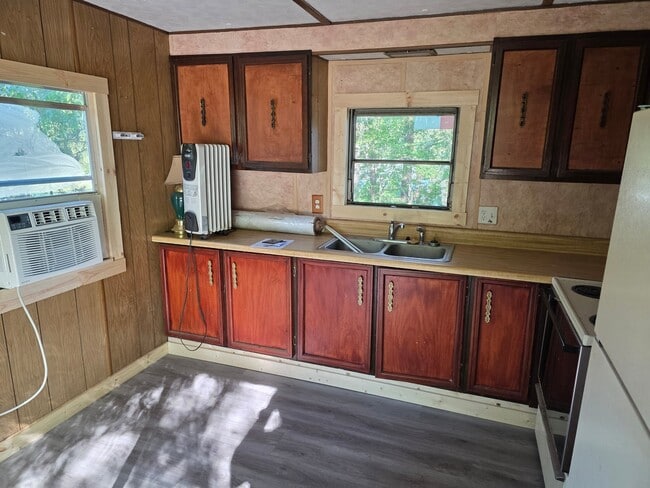 Photo - 1112 Cox Lake Rd