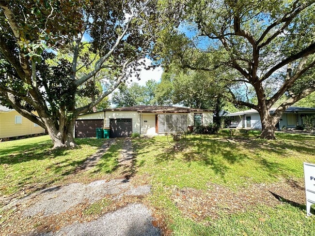 Photo - 2810 N Houston Dr