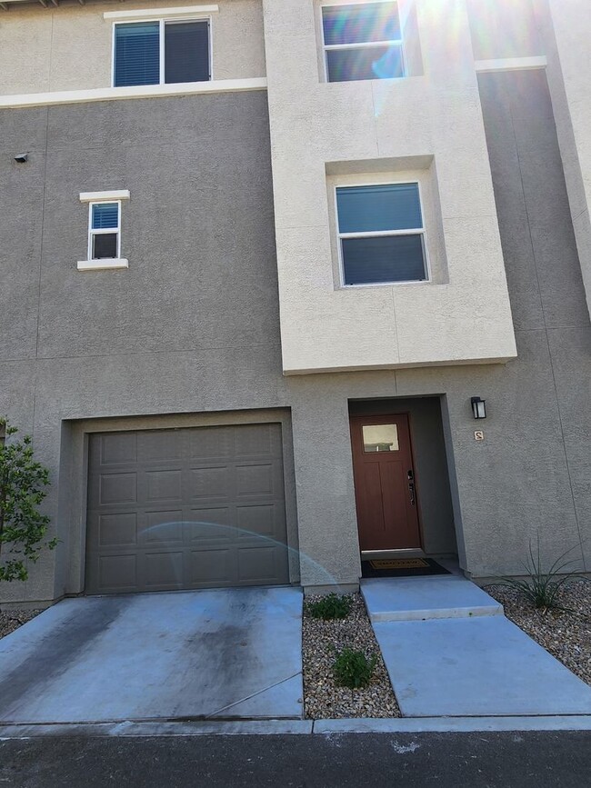 Modern Comfort Meets Vegas Vibes! – Utilit... - Modern Comfort Meets Vegas Vibes! – Utilit... House