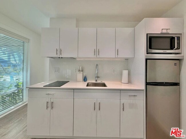 Photo - 5805 W 8th St Unidad 100