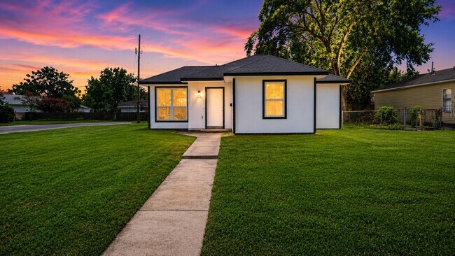 1206 Pinewood Ln