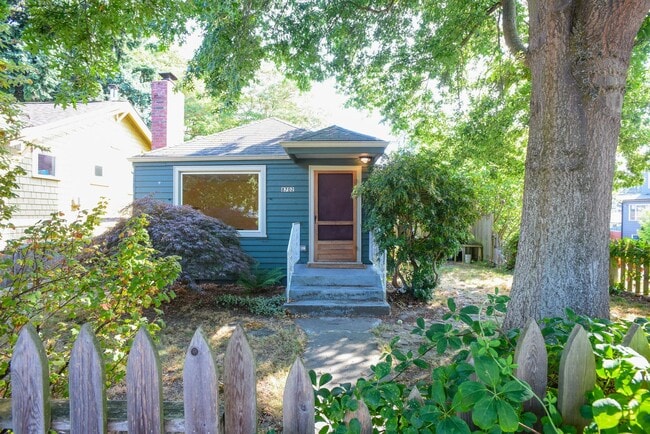 Building Photo - SHORT TERM Ballard Bungalow Rental