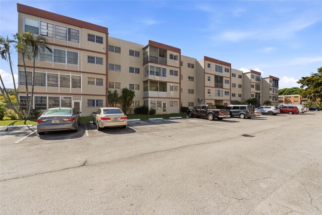 Building Photo - 4044 NW 19th St Unit 303