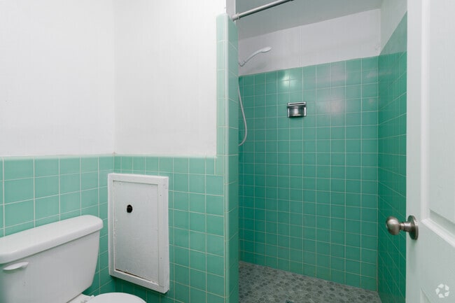 2BR, 1BA - 760SF - Bathroom