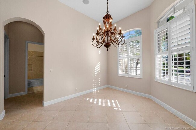 Photo - 511 SW Squire Johns Ln