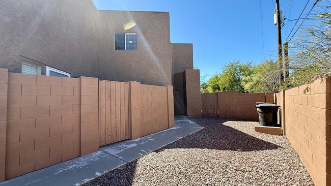 Building Photo - 1712 E Pepper Cir