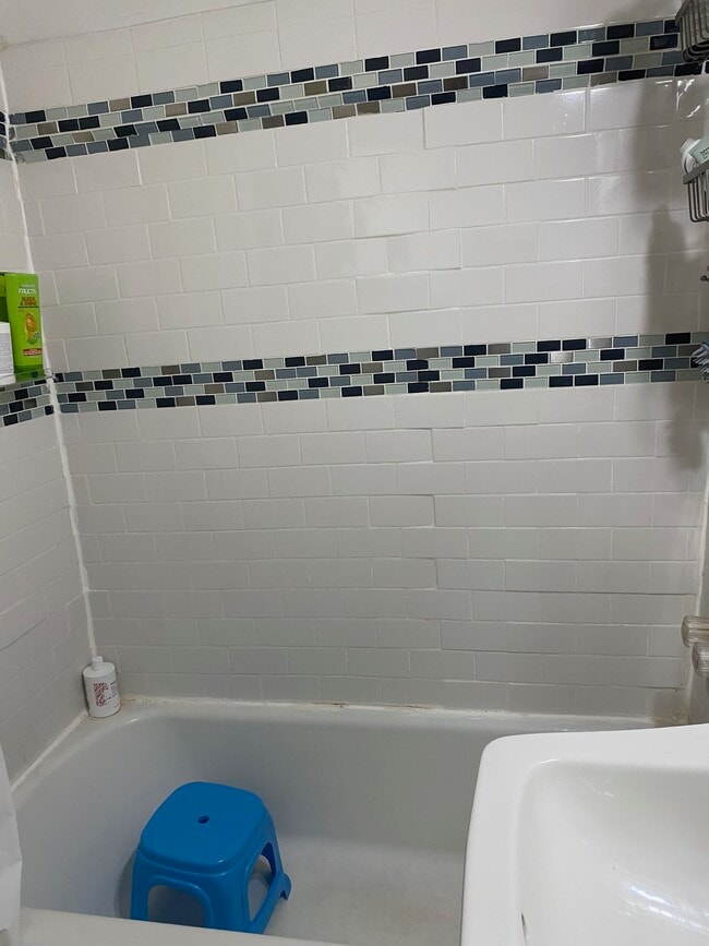 bathtub - 8513 Flower Ave Unit 3