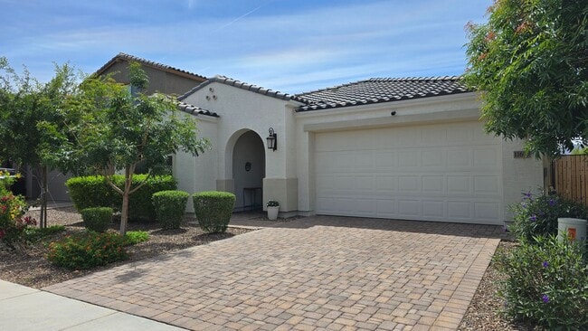 Photo - Beautiful like new home! Lots of sq ft on a single level!