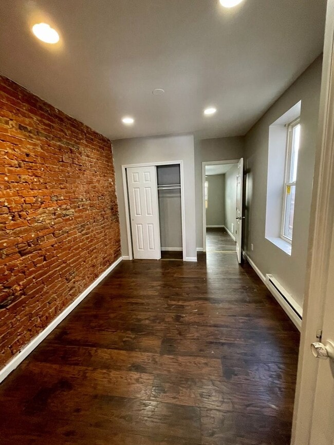 Building Photo - 2131 E Tioga St Unit 1st Floor