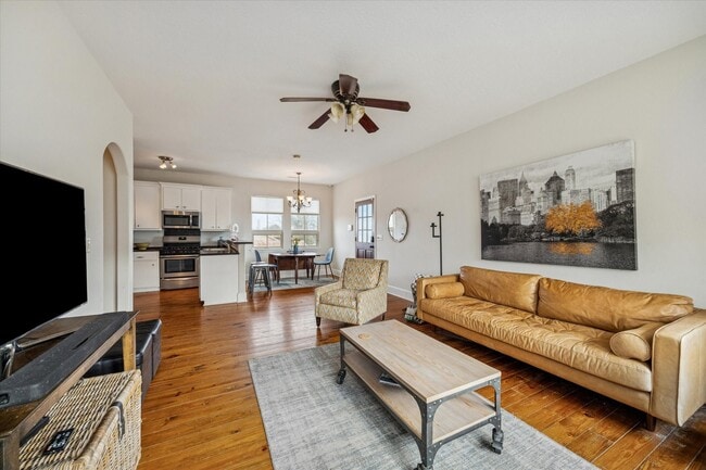 Building Photo - 725 Martin St