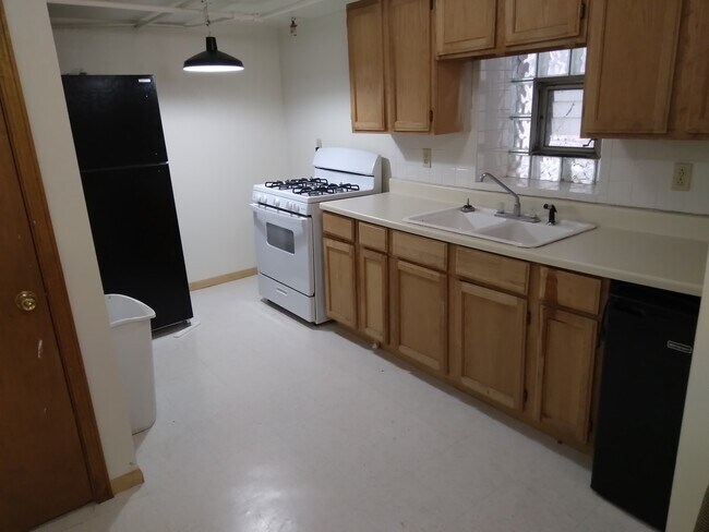 Building Photo - 3426 S Union Ave Unit garden
