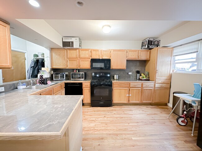 Photo - 5335 N California Ave Unit 101