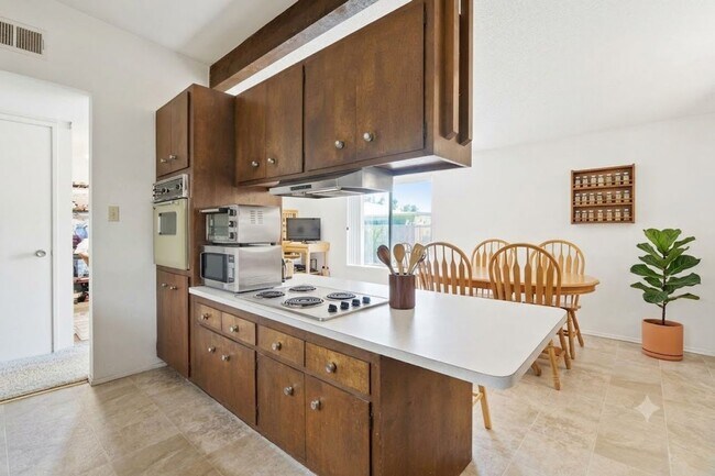 Photo - 916-918 Drake Drive Unit 916