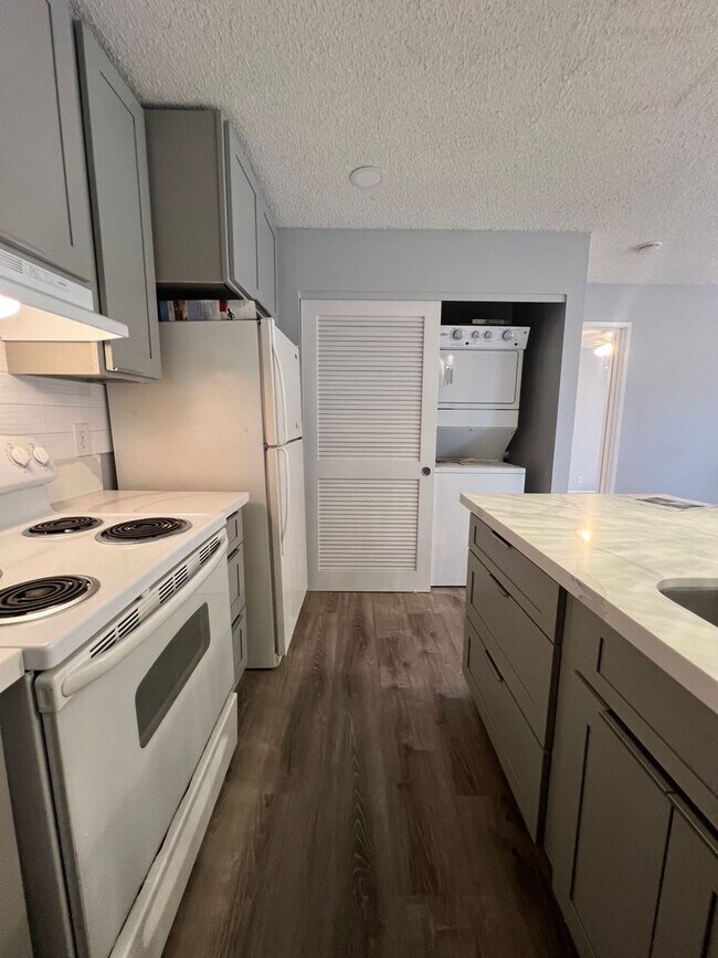 Photo - Upstairs Corner Unit 1 Bedroom/1 Bath Town... Unidad 6V