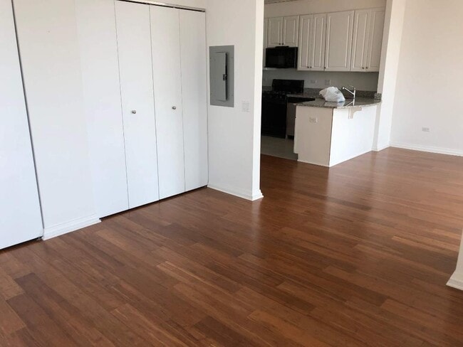 Photo - 33 W Ontario St