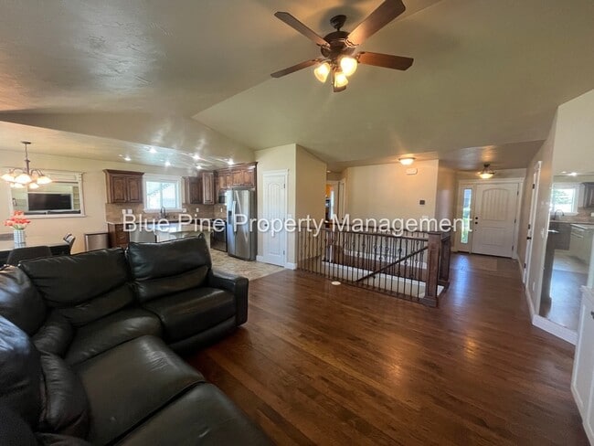 Photo - 340 Chateau Dr