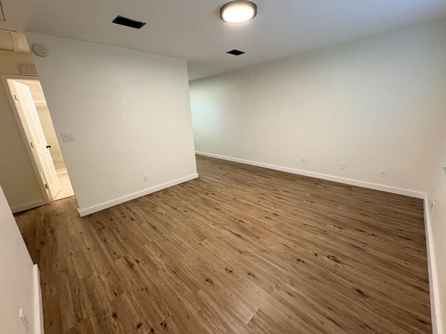 Photo - 2825 E Clark St