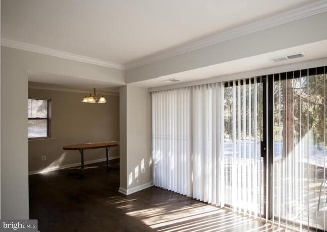 Building Photo - 2030 Royal Fern Ct Unit 1A