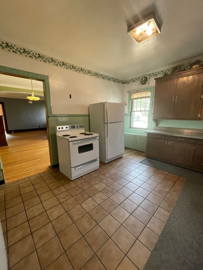 Photo - Large 5 bedroom, 2.5 bathroom house near V...