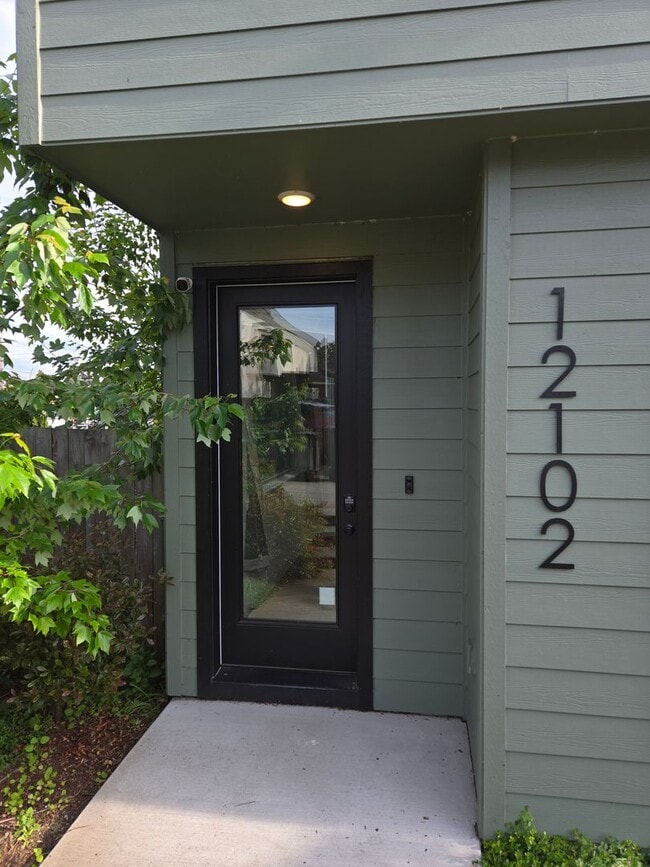 Photo - Sleek & Chic! 2 level 2 Bed/1.5 ba 814 Sf