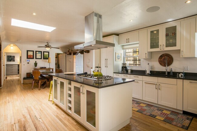 Photo - 610 Carlisle Blvd SE