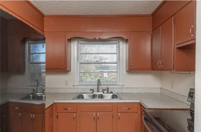 Photo - 2201 E Florida St