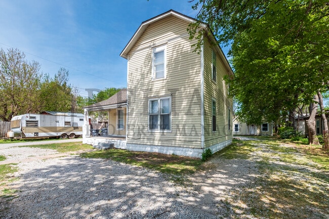 Photo - 826 W Mentor St