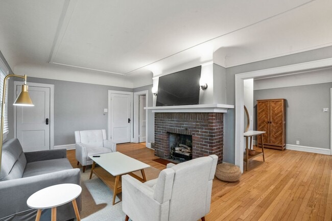 Photo - Rare quality UWM Flat , Walk to Campus!