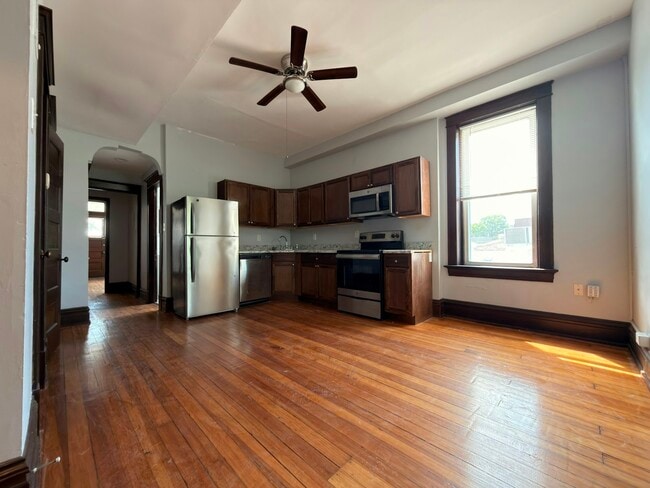 Photo - 1852 Russell Blvd