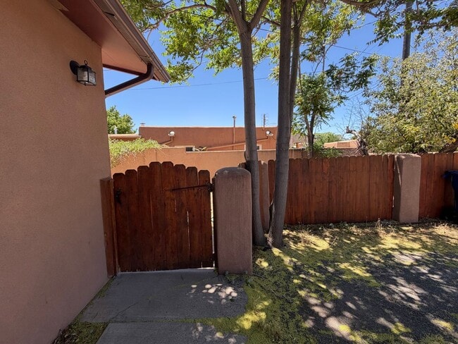 Photo - 726 W Manhattan Ave