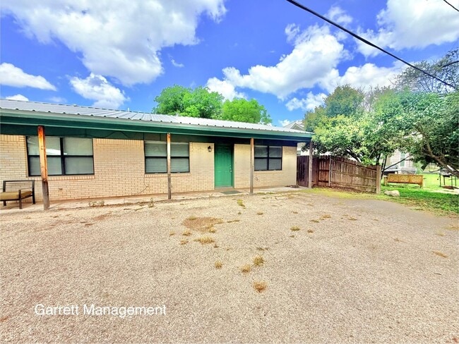 Building Photo - Spacious 2 Bed 1 Bath Duplex For Rent