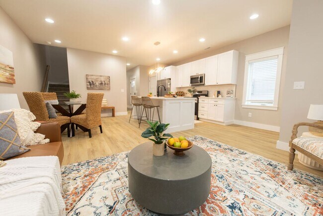 Photo - 906 N Madison St Unit B