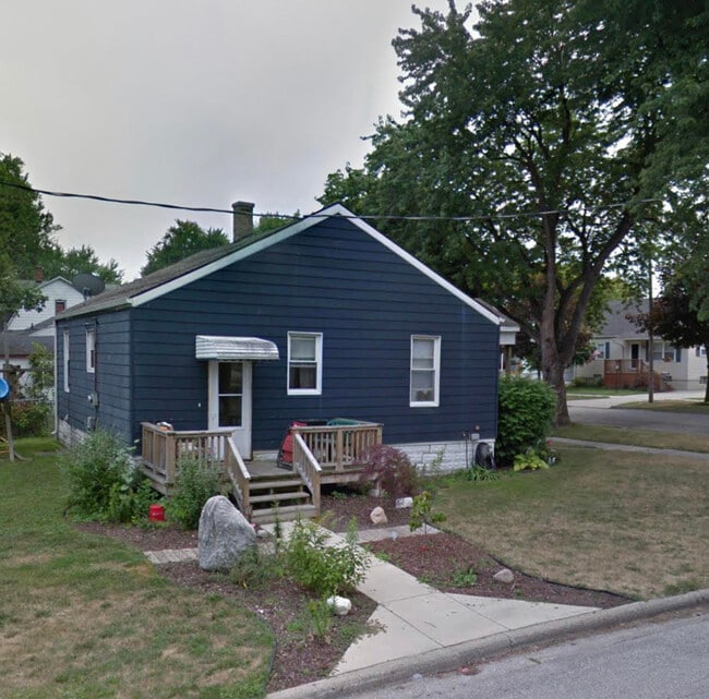 Building Photo - 812 N Linn St