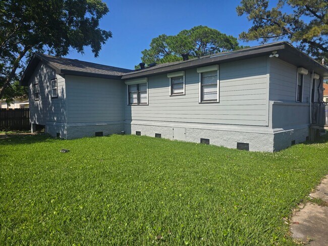 Photo - Single Family Home 6 Bedroom 2 Baths