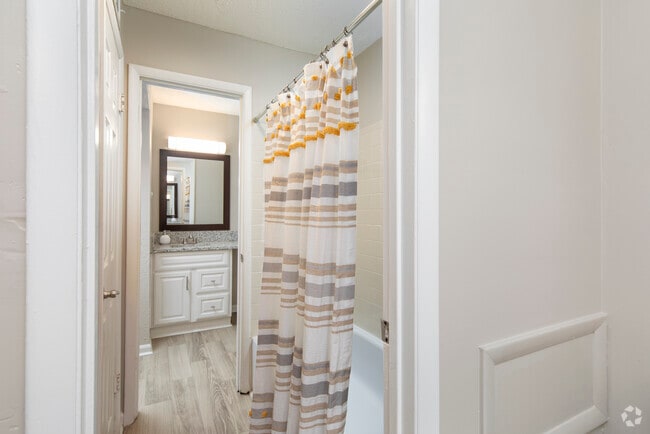 2 beds, 1.5 baths, 950 sq ft