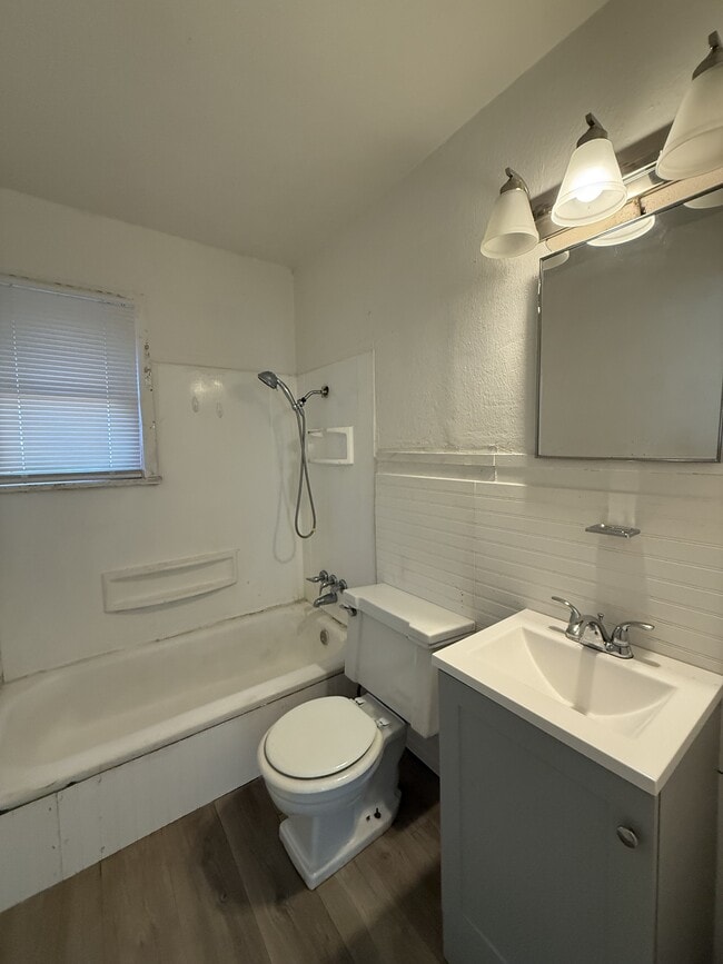 Photo - 105 N Avenue U